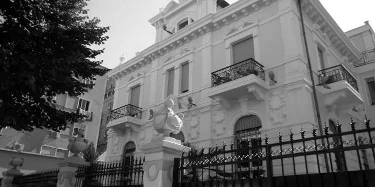“Dy motrat bjonde simpatike dhe me minifunde, që çmendën djemtë e Tiranës, e lidhja me badygardin e ambasadës kubane…”/ Dashuritë e panjohura të ‘Rrugës së Durrësit’