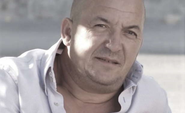 “Ka denigruar sekretarin e parë, sikur ka dërguar djalin në Francë se i dhimbte veshi, gruaja i ka sjellë një kone që e ushqen me bërxolla dhe…”/ Relacioni për “parullat armiqësore”, në ’90-ën