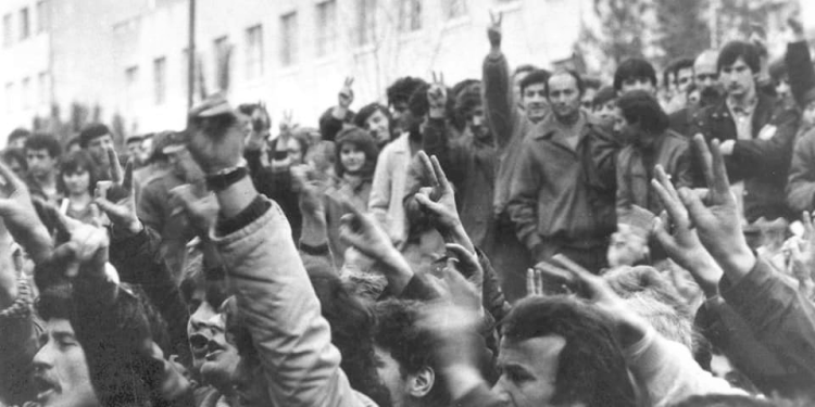 Relacioni sekret: “Gjovalin Papleka me sëpatë dhe Sokol Drrasati me dinamit, rrëzuan bustin e Enver Hoxhës dhe…”/ Letra për Xhelil Gjonin, në 13 dhjetor ’90-të, për “huliganët” e Shkodrës