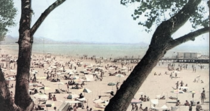 “Një çift i ri gjermano-perendimor që kishin “penetruar’ në Hotel ‘Adriatiku’, ku nga kati i dytë, Sigurimi i Shtetit vëzhgonte me dylbi, mahnitën….”/ Historia e panjohur e Plazhit të Durrësit