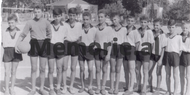 “Dikur në kampin e pionierëve “Qemal Stafa”, të Durrësit, kur shkonim me një fletë kampi dhe drejtori i paharruar…”/ Kujtimet e publicistit dhe ish-arbitrit të njohur të futbollit