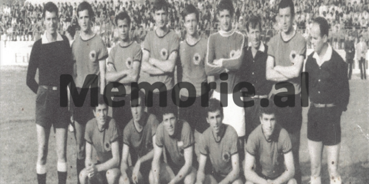 “Jani Kaçi, kolosi i portës korçare, që u ndëshkua për foton e Enver Hoxhës dhe u…” / Historia e panjohur e legjendës së përfaqësueses që u huazua edhe nga ‘Partizani” e “Vllaznia”, në kupat e europës