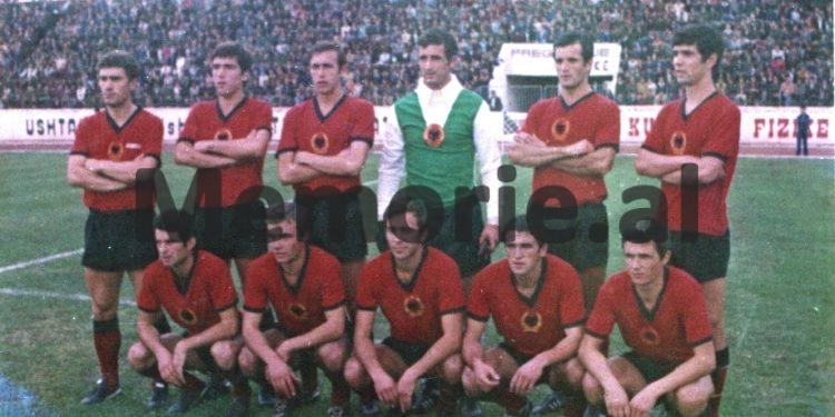 “Jani Kaçi, kolosi i portës korçare, që u ndëshkua për foton e Enver Hoxhës dhe u…” / Historia e panjohur e legjendës së përfaqësueses që u huazua edhe nga ‘Partizani” e “Vllaznia”, në kupat e europës