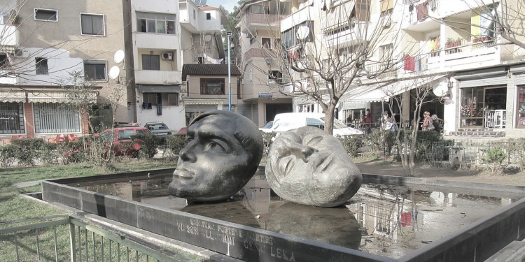 “Klithmat kundër regjimit në poezitë e Genc Lekës dhe Vilson Blloshmit, duket sikur i ndeshim te ‘Tabir Saraji’ i Kadaresë…”/ Refleksione mbi jetën e veprën e dy poetëve të pushkatuar