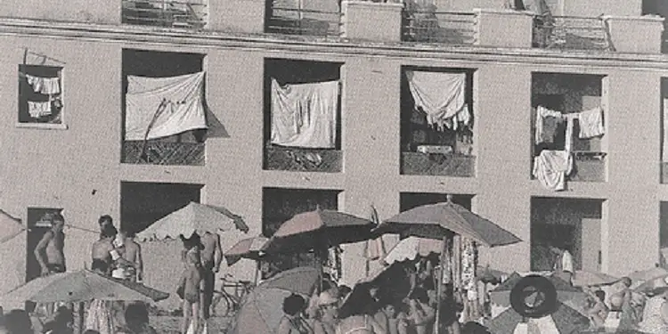 “Nga Hotel ‘Breshka’, vilat e tregtarëve të Monarkisë, ku ‘prehej’ udhëheqja komuniste, te kampet e pushimit, kabinat dërrase, treni me qymyr dhe…”/ Historia e panjohur e Plazhit të Durrësit