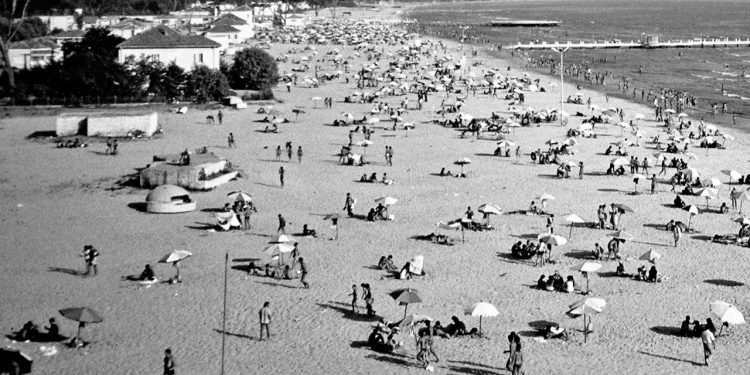 “Rrobat e banjës të bukura, ishin si mjet ngacmues për vajzat, durrsakëve u vinin nga jashtë shtetit, të tjerët i merrnin edhe borxh, për t’u dukur para ‘Breshkës’, ku…”/ Historia e panjohur e plazhit të Durrësit