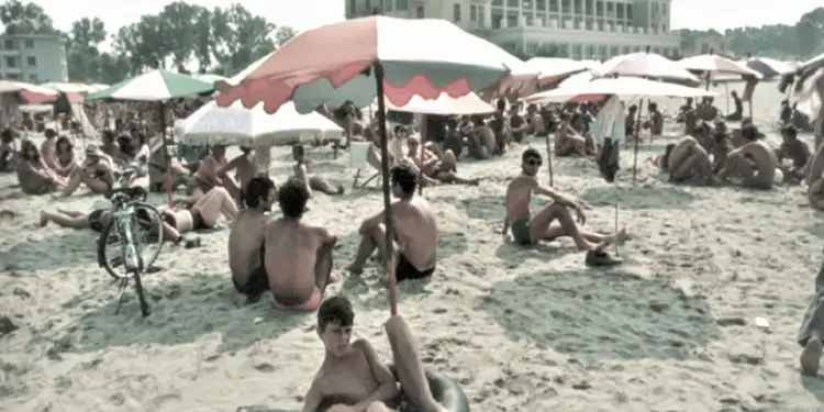 “Nga Hotel ‘Breshka’, vilat e tregtarëve të Monarkisë, ku ‘prehej’ udhëheqja komuniste, te kampet e pushimit, kabinat dërrase, treni me qymyr dhe…”/ Historia e panjohur e Plazhit të Durrësit