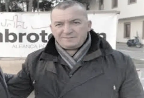 “Ka denigruar sekretarin e parë, sikur ka dërguar djalin në Francë se i dhimbte veshi, gruaja i ka sjellë një kone që e ushqen me bërxolla dhe…”/ Relacioni për “parullat armiqësore”, në ’90-ën