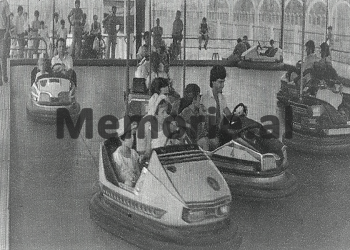 “The two charming blonde sisters in miniskirts, who drove the boys of Tirana crazy, I connected with the bodyguard of the Cuban embassy…”/ The unknown loves of “Durres Street”