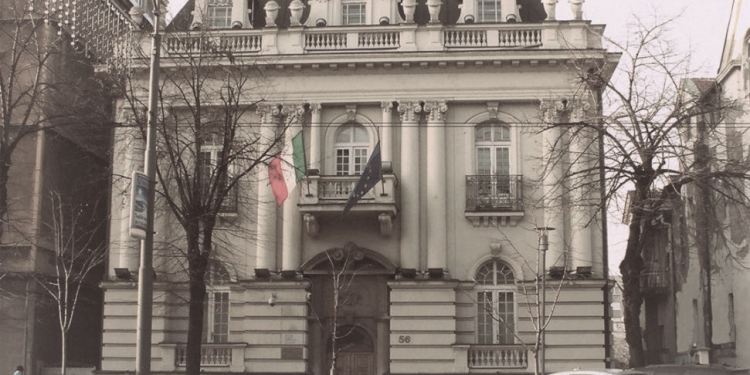 Shpërthimi i Ramiz Alisë: “Diplomatët tanë ushqehen dhe vishen keq, marrin para borxh, se që vitin e parë duan të blejnë frigoriferë, lavatriçe, televizorë dhe…”/ ‘Zullumet’ e diplomacisë shqiptare në ’76-ën