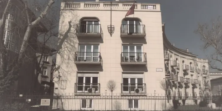 Shpërthimi i Ramiz Alisë: “Diplomatët tanë ushqehen dhe vishen keq, marrin para borxh, se që vitin e parë duan të blejnë frigoriferë, lavatriçe, televizorë dhe…”/ ‘Zullumet’ e diplomacisë shqiptare në ’76-ën