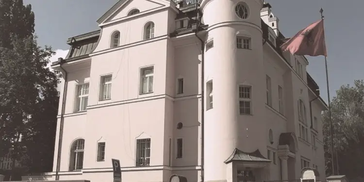 Shpërthimi i Ramiz Alisë: “Diplomatët tanë ushqehen dhe vishen keq, marrin para borxh, se që vitin e parë duan të blejnë frigoriferë, lavatriçe, televizorë dhe…”/ ‘Zullumet’ e diplomacisë shqiptare në ’76-ën