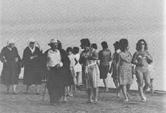 “Rrobat e banjës të bukura, ishin si mjet ngacmues për vajzat, durrsakëve u vinin nga jashtë shtetit, të tjerët i merrnin edhe borxh, për t’u dukur para ‘Breshkës’, ku…”/ Historia e panjohur e plazhit të Durrësit