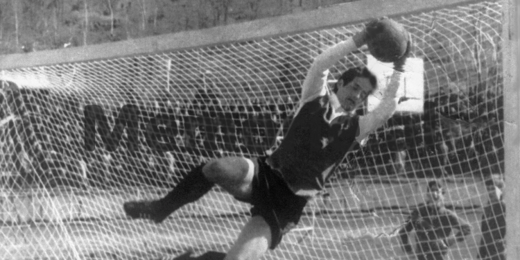 “Jani Kaçi, kolosi i portës korçare, që u ndëshkua për foton e Enver Hoxhës dhe u…” / Historia e panjohur e legjendës së përfaqësueses që u huazua edhe nga ‘Partizani” e “Vllaznia”, në kupat e europës