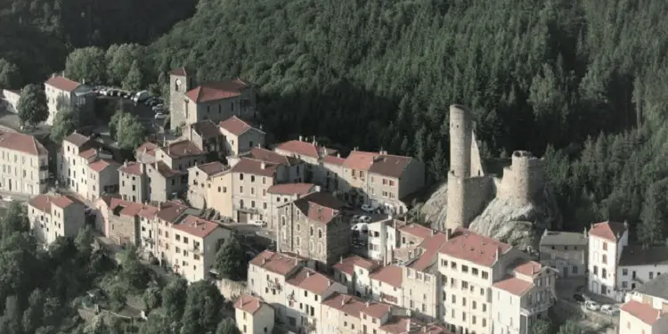 “Rrethi miqësor i familjes Taylor, erdhi në Rochetaillèe, në jug të Francës, për të dëshmuar dashurinë për vajzën nga Shqipëria…”/ Historia e panjohur e “Doruntinës” nga fshatrat e Lushnjes