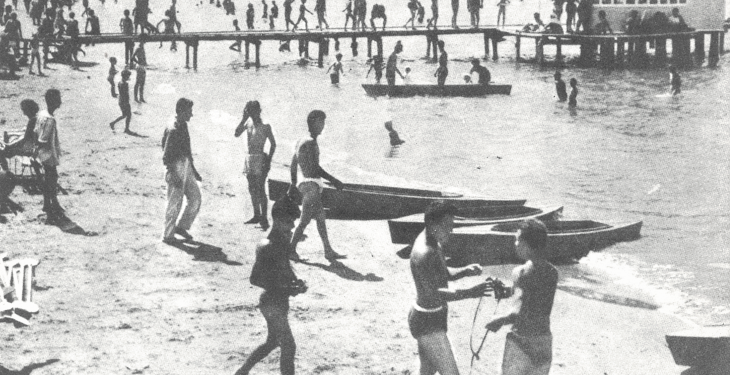 “Rrobat e banjës të bukura, ishin si mjet ngacmues për vajzat, durrsakëve u vinin nga jashtë shtetit, të tjerët i merrnin edhe borxh, për t’u dukur para ‘Breshkës’, ku…”/ Historia e panjohur e plazhit të Durrësit