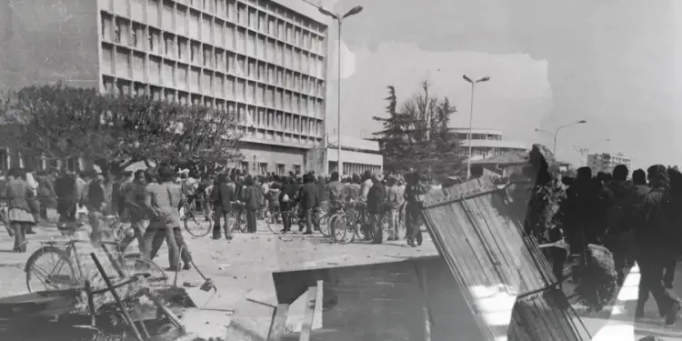 “Më 2 prill ‘91, kujtoj të bijën e artistit të madh Gjok Vata e cila bëri një akt heroik: kërceu mbi tankun që Dega e Brendshme kishte sjellë aty dhe…”/ Dëshmia e studiuesit të krimeve të komunizmit