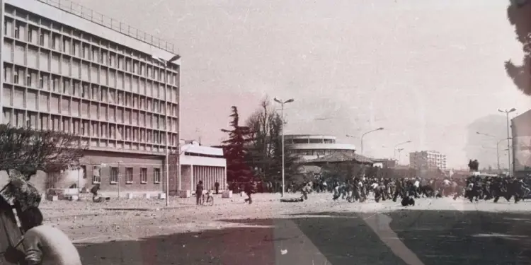 “Më 2 prill ‘91, kujtoj të bijën e artistit të madh Gjok Vata e cila bëri një akt heroik: kërceu mbi tankun që Dega e Brendshme kishte sjellë aty dhe…”/ Dëshmia e studiuesit të krimeve të komunizmit