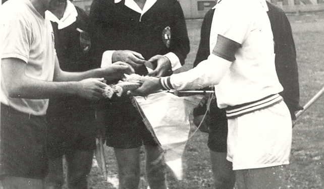 “Na shtroni asfaltin në rrugën Muzinës, t’ju japim futbollistin e kombëtares…”/ Historia e padëgjuar e “Bekenbauerit” shqiptar, që e kërkonin “Partizani” e “Dinamo” dhe shteti e përdori si “klering”…!