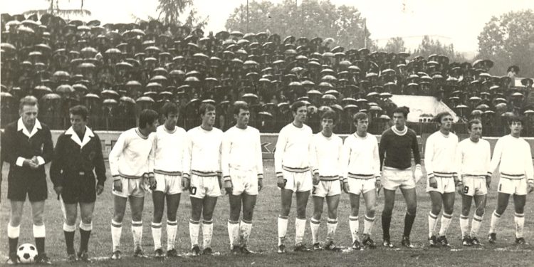 “Na shtroni asfaltin në rrugën Muzinës, t’ju japim futbollistin e kombëtares…”/ Historia e padëgjuar e “Bekenbauerit” shqiptar, që e kërkonin “Partizani” e “Dinamo” dhe shteti e përdori si “klering”…!