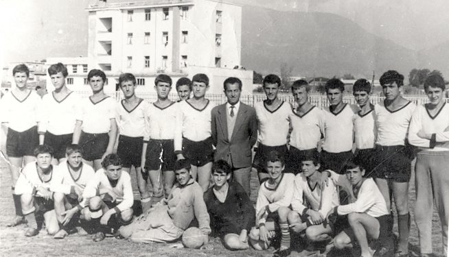 “Na shtroni asfaltin në rrugën Muzinës, t’ju japim futbollistin e kombëtares…”/ Historia e padëgjuar e “Bekenbauerit” shqiptar, që e kërkonin “Partizani” e “Dinamo” dhe shteti e përdori si “klering”…!