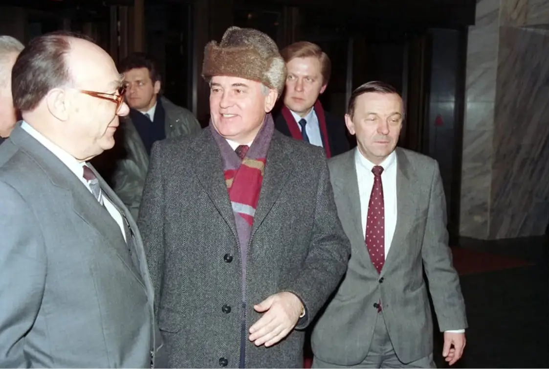 Почему ушел горбачев. Горбачев 1991. Горбачев 25 декабря 1991.