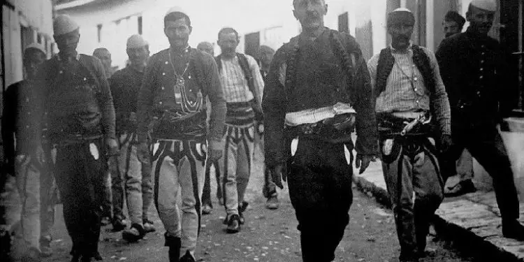 “E vërteta e fotos së shpalljes së Pavarësisë, që nuk është e 28 nëntorit 1912 dhe historia e shtëpisë ku Ismail Qemali me…”/ Dëshmitë e panjohura e publicistit nga Vlora