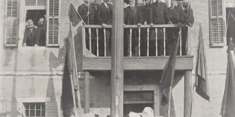 “E vërteta e fotos së shpalljes së Pavarësisë, që nuk është e 28 nëntorit 1912 dhe historia e shtëpisë ku Ismail Qemali me…”/ Dëshmitë e panjohura e publicistit nga Vlora