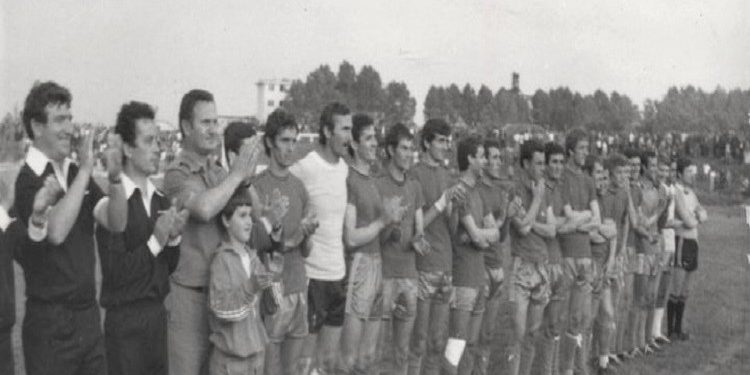 “Delhaj’, nga stoli u fut në lojë, goditi gjuajtjen e lirë, shënoi dhe të gjithë shokët bien mbi të, duke e dëmtuar dhe shkon me barelë në spital…”/ Historia e panjohur e legjendës së futbollit matjan