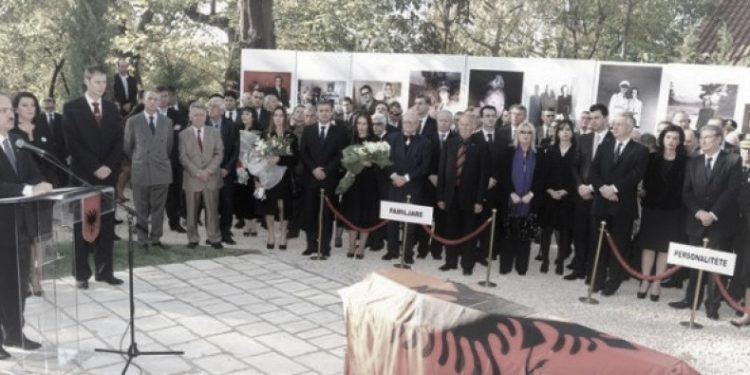 “Dhjetë vite më parë, kur eshtrat e Mbretit Zogu I-rë u kthyen në atdhe dhe ceremonia madhështore…”/ Ish-deputeti dhe kreu i Legalitetit, kujton Mbretin e Shqiptarëve