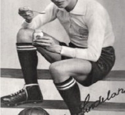 “Një mik i tij i shqetësuar shkoi dhe hyri me forcë në banesën e Sindit e pa atë të shtrirë në dyshme përkrah të dashurës…”/ Misteri i vdekjes të yllit të futbollit austriak, që sfidoi Hitlerin