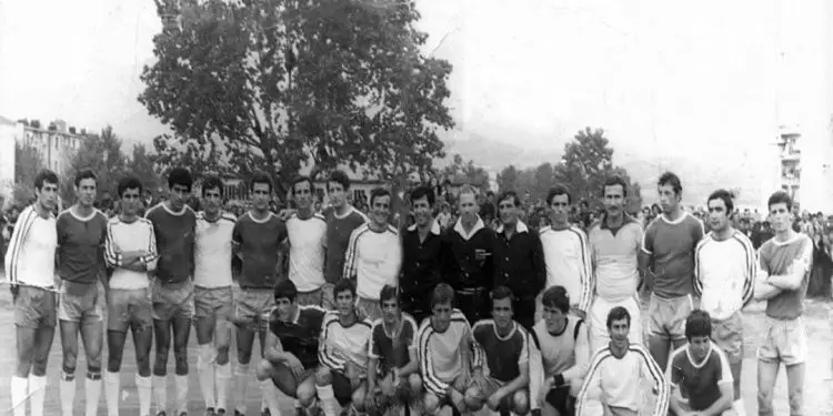 “Delhaj’, nga stoli u fut në lojë, goditi gjuajtjen e lirë, shënoi dhe të gjithë shokët bien mbi të, duke e dëmtuar dhe shkon me barelë në spital…”/ Historia e panjohur e legjendës së futbollit matjan