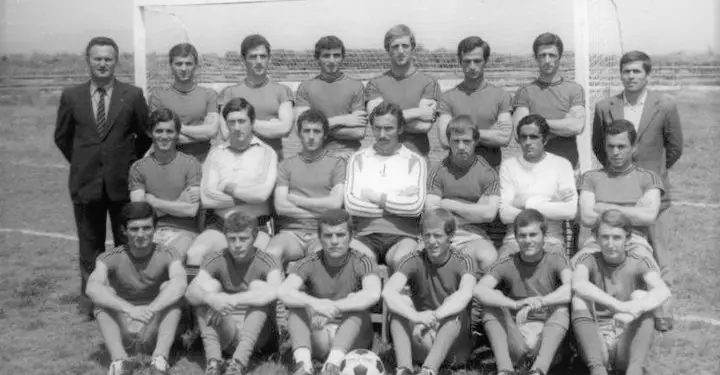 “Delhaj’, nga stoli u fut në lojë, goditi gjuajtjen e lirë, shënoi dhe të gjithë shokët bien mbi të, duke e dëmtuar dhe shkon me barelë në spital…”/ Historia e panjohur e legjendës së futbollit matjan