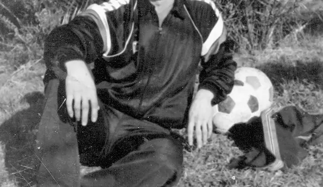 “Delhaj’, nga stoli u fut në lojë, goditi gjuajtjen e lirë, shënoi dhe të gjithë shokët bien mbi të, duke e dëmtuar dhe shkon me barelë në spital…”/ Historia e panjohur e legjendës së futbollit matjan