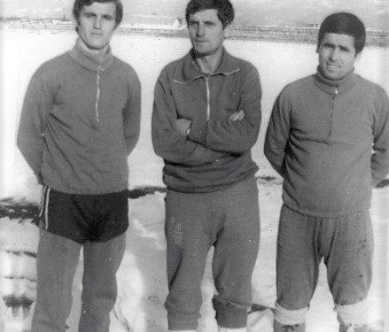 “Delhaj’, nga stoli u fut në lojë, goditi gjuajtjen e lirë, shënoi dhe të gjithë shokët bien mbi të, duke e dëmtuar dhe shkon me barelë në spital…”/ Historia e panjohur e legjendës së futbollit matjan