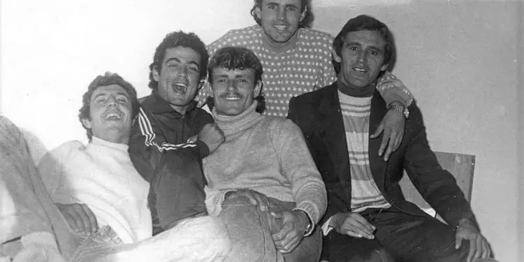 “Delhaj’, nga stoli u fut në lojë, goditi gjuajtjen e lirë, shënoi dhe të gjithë shokët bien mbi të, duke e dëmtuar dhe shkon me barelë në spital…”/ Historia e panjohur e legjendës së futbollit matjan