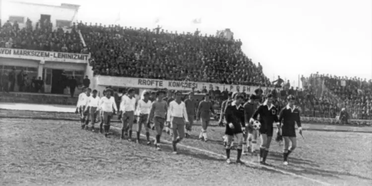 “Delhaj’, nga stoli u fut në lojë, goditi gjuajtjen e lirë, shënoi dhe të gjithë shokët bien mbi të, duke e dëmtuar dhe shkon me barelë në spital…”/ Historia e panjohur e legjendës së futbollit matjan