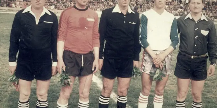 “Delhaj’, nga stoli u fut në lojë, goditi gjuajtjen e lirë, shënoi dhe të gjithë shokët bien mbi të, duke e dëmtuar dhe shkon me barelë në spital…”/ Historia e panjohur e legjendës së futbollit matjan