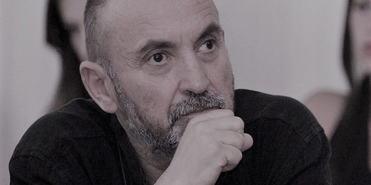 “Te fotot që më tregoi zv/drejtori i Sigurimit, i cili bërtiste gjithë histeri; ‘këtu e ke vëndin’, njoha fytyrën e buhavitur dhe me gjak të Vangjelit…”/ Dëshmia rrëqethëse e publicisti të njohur