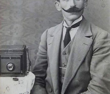 “E vërteta e fotos së shpalljes së Pavarësisë, që nuk është e 28 nëntorit 1912 dhe historia e shtëpisë ku Ismail Qemali me…”/ Dëshmitë e panjohura e publicistit nga Vlora