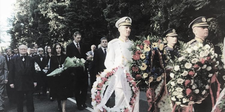 “Dhjetë vite më parë, kur eshtrat e Mbretit Zogu I-rë u kthyen në atdhe dhe ceremonia madhështore…”/ Ish-deputeti dhe kreu i Legalitetit, kujton Mbretin e Shqiptarëve