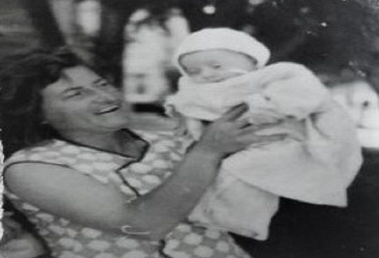 “Makinat s’na merrnin, se ishim të internuar dhe Ylberi sa kishte dalë nga burgu, kurse në Pediatrinë e Korçës, s’ më shtronin, se ishim me çizme e…”/ Dëshmia rrëqethëse, e Shpresa Baholli Merdanit