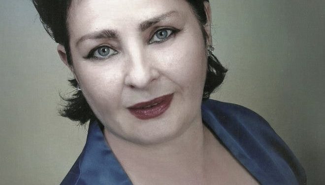 “Kur kthehesha në shtëpi nga estrada e qytetit, ku isha profesioniste, ai djali që më priste të rrugica, ishte gati të ulej dhe…”/ Dëshmia e rrallë këngëtares së adhuruar korçare