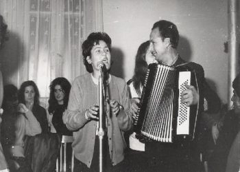 “Kur kthehesha në shtëpi nga estrada e qytetit, ku isha profesioniste, ai djali që më priste të rrugica, ishte gati të ulej dhe…”/ Dëshmia e rrallë këngëtares së adhuruar korçare