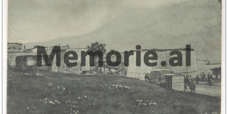 “Kur erdhën për ta marrë nga qelia, Xhemili, u tha policëve; s’dua të vdes nga plumbat tuaj dhe pasi ngriti këmishën, me një mjet prerës…”/ Dëshmia rrëqethëse e ish-të dënuarit që vuajti 19 vjet burg