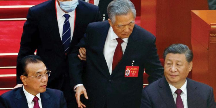 “Pse e nxorën forcërisht prej krahësh nga salla e kongresit të XX-të të P.K. të Kinës, ish-presidentin, Hu Xhintao dhe prapaskenat…”?! / Analiza e ish-diplomatit dhe historianit të njohur