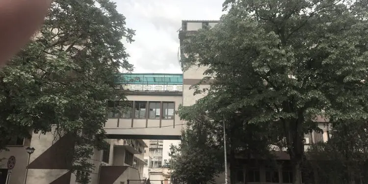 “Te vendi i fshehtë, që lidh godinën e Radios me Televizionin Shqiptar, u dashuruan shumë çifte, regjisorë e gazetarë të njohur, si …”/ Dëshmia e rrallë e ish-redaktores së RTSH-së