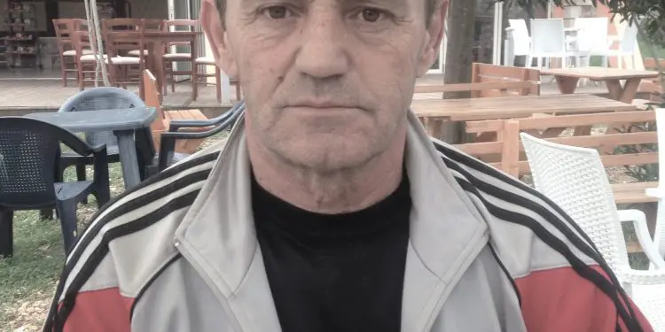 “Delhaj’, nga stoli u fut në lojë, goditi gjuajtjen e lirë, shënoi dhe të gjithë shokët bien mbi të, duke e dëmtuar dhe shkon me barelë në spital…”/ Historia e panjohur e legjendës së futbollit matjan