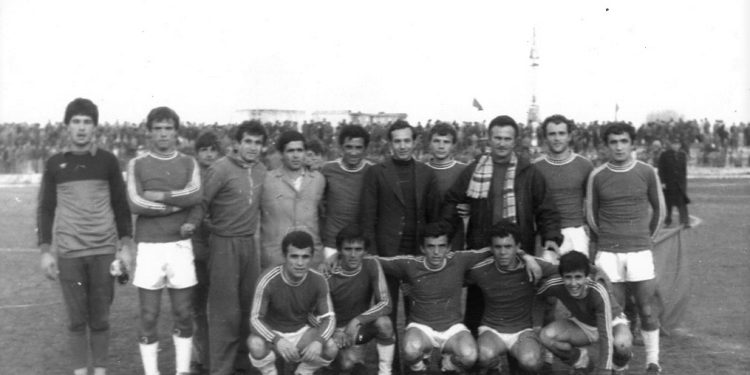 “Delhaj’, nga stoli u fut në lojë, goditi gjuajtjen e lirë, shënoi dhe të gjithë shokët bien mbi të, duke e dëmtuar dhe shkon me barelë në spital…”/ Historia e panjohur e legjendës së futbollit matjan