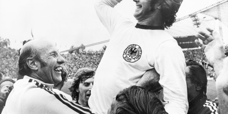 “Në ’71-in, kur Gjermania Perendimore na mundi 1 – 0 në Tiranë, Gerd Myler që shënoi golin, u dashura me kamarieren e “Dajtit”, që quhej…”/ Historia e panjohur e bomberit gjerman në Tiranë